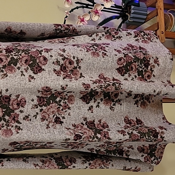 No Comment NY LA Floral Cold Shoulder Sweater - Large - Picture 3 of 9